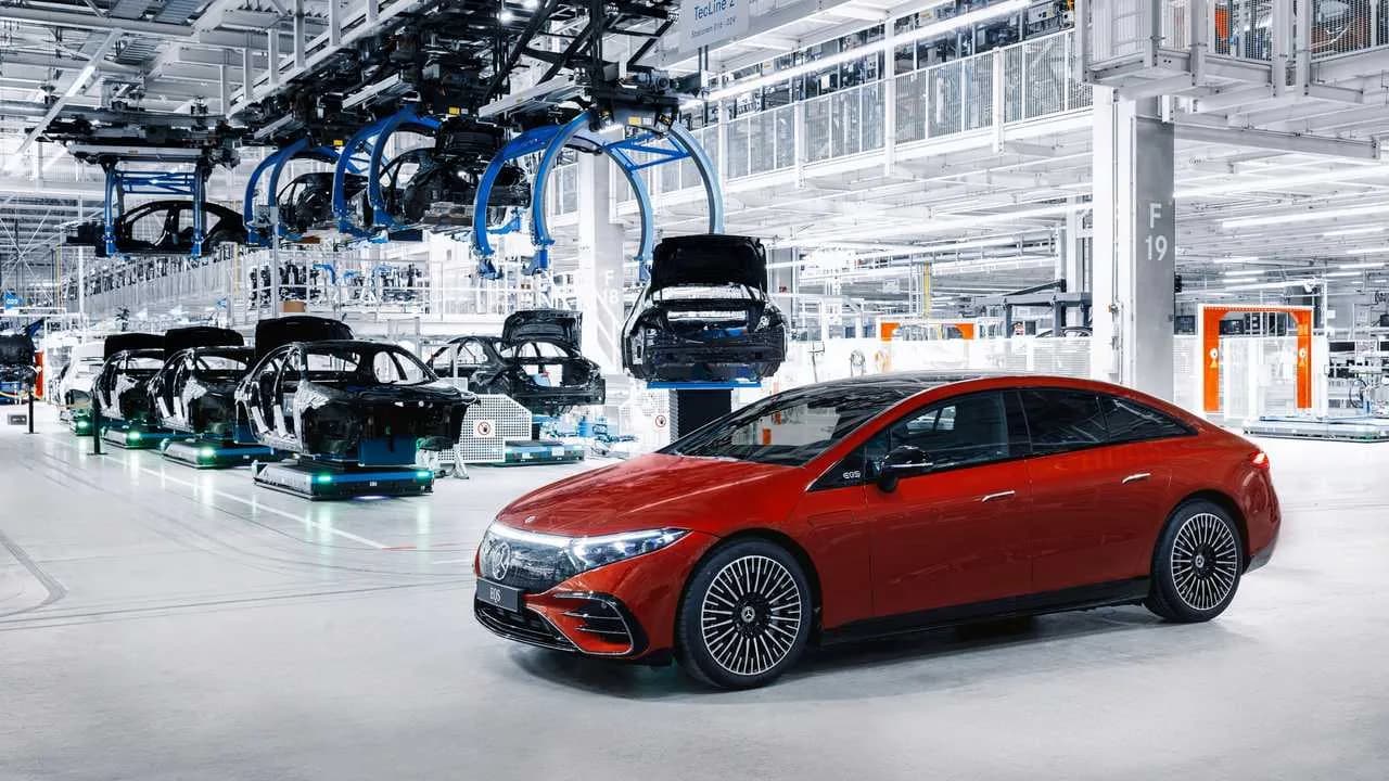 Mercedes-Benzin tuotantolinja saksalaisen kokoonpanotehtaan sisällä