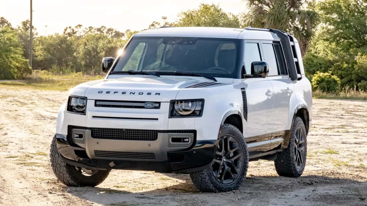 Jaguar Land Rover-suvar och Jaguar-modeller uppställda hos en återförsäljare