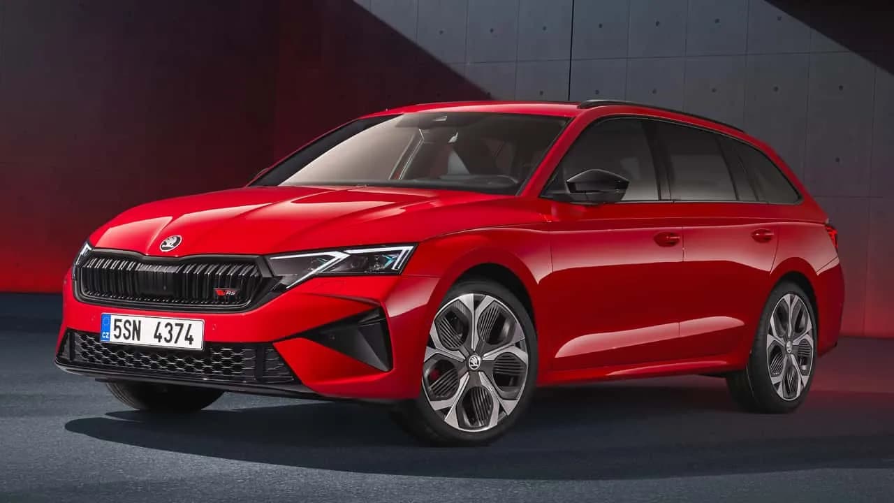 Ulkona pysäköity Škoda Kodiaq kuvastaa merkin vahvoja tuloksia Volkswagen-konsernissa