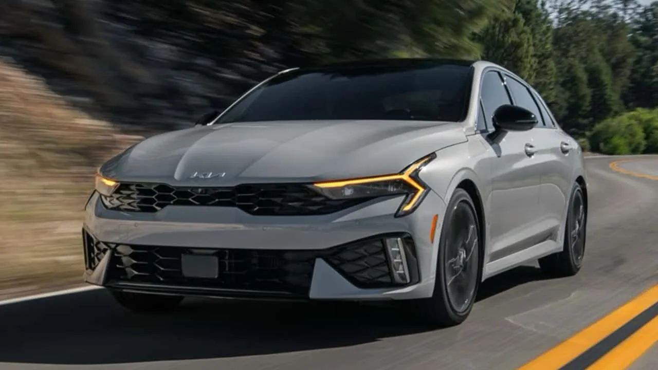 Vuoden 2027 Kia K5 -sedan kuvattuna studio-olosuhteissa