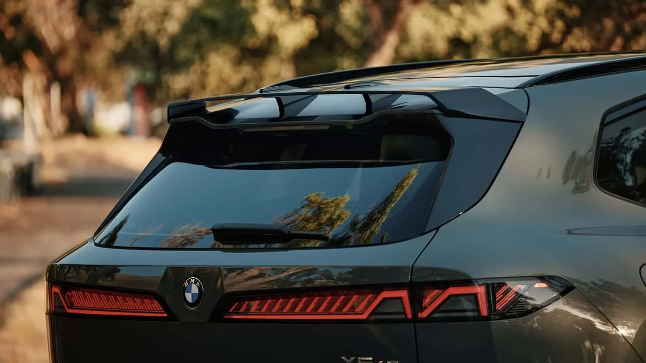 BMW-ajoneuvo esillä autoalan tapahtumassa Euroopassa