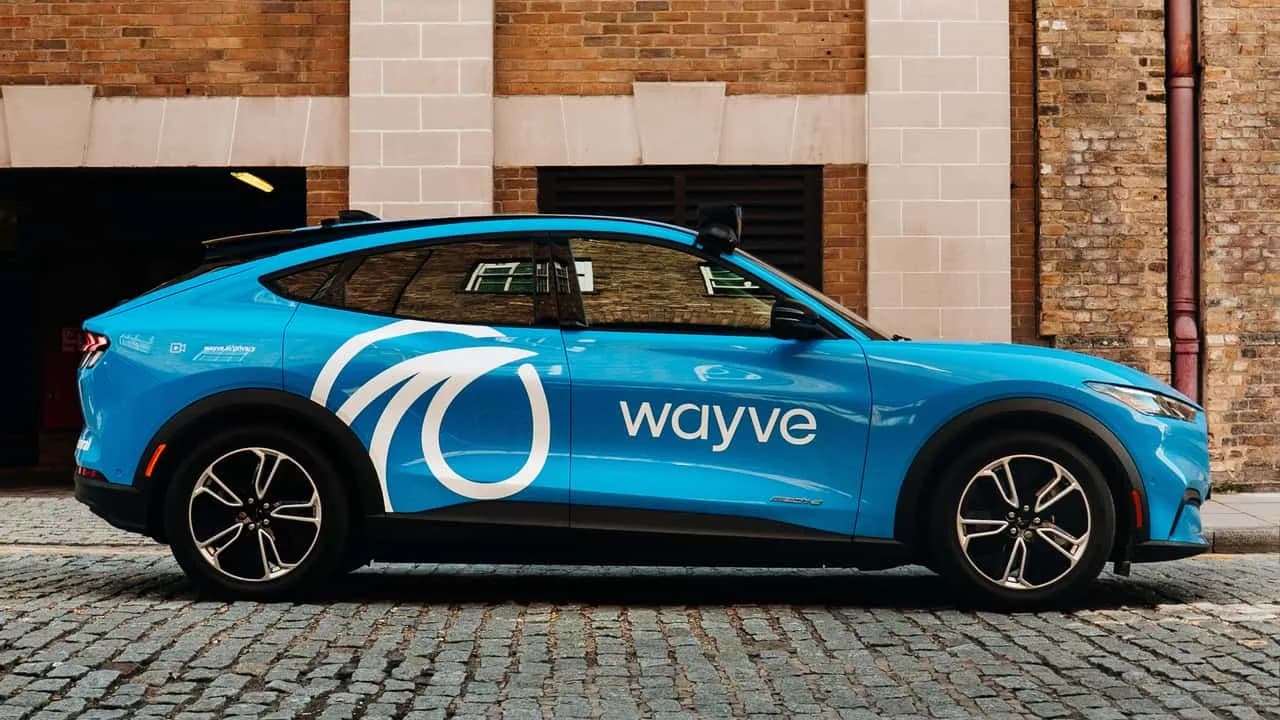 Wayve AI Driver -teknologialla varustettu Mercedes-Benz kaupunkitiellä