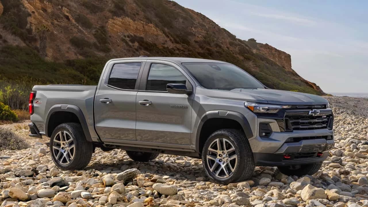 GMC Canyon -keskikokoinen avolava-auto jylhässä ulkoilmamaisemassa
