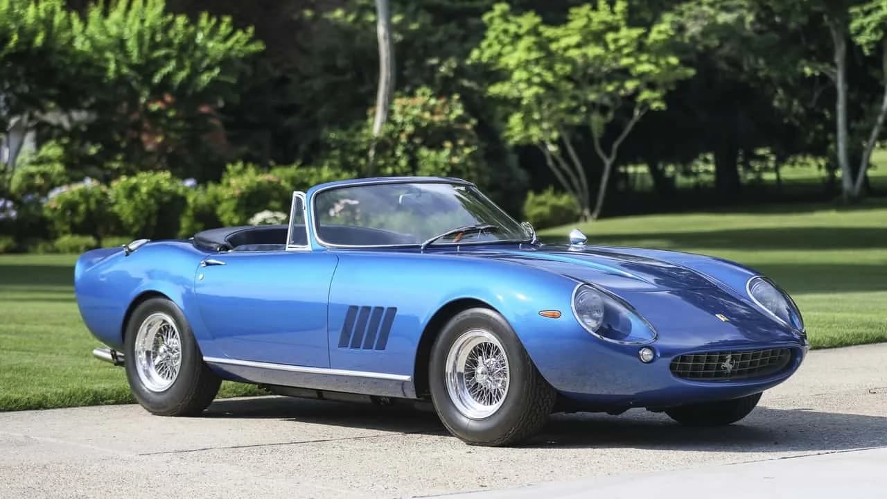 Steve McQueenin vuoden 1967 Ferrari 275 GTB/4*S NART Spider tumman metallinsinisenä
