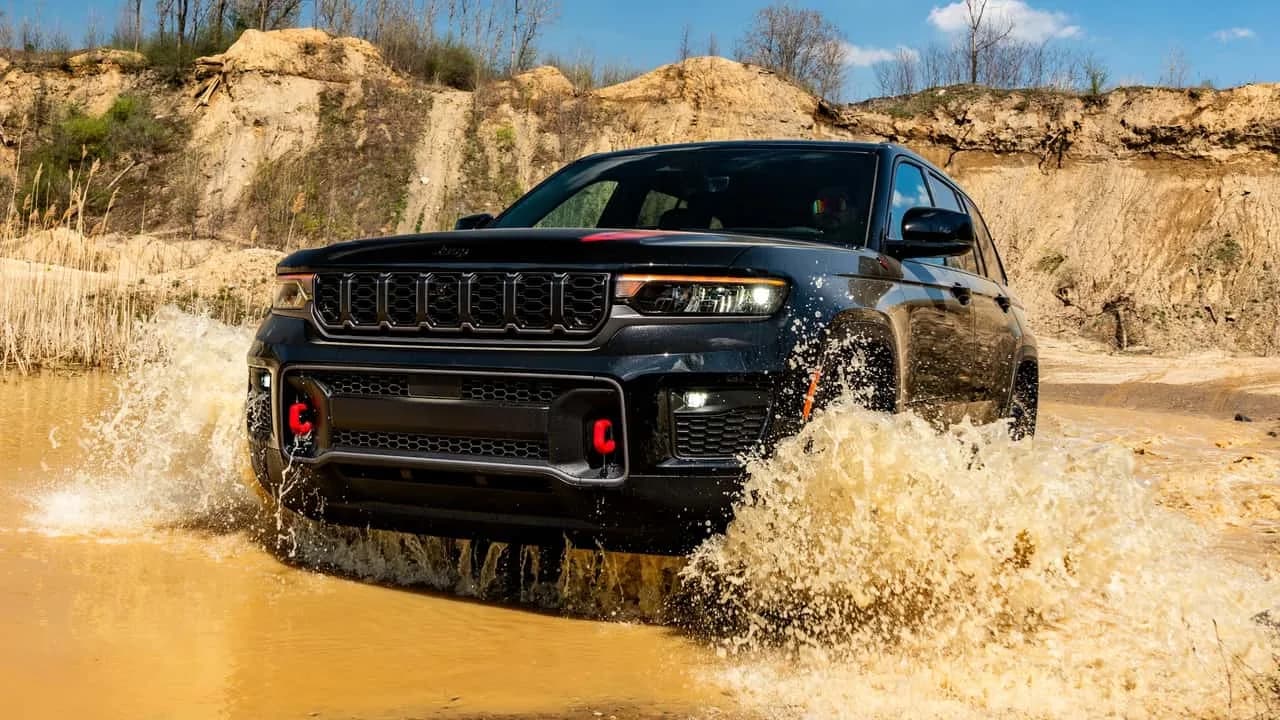 Jeep Grand Cherokee -prototyyppi testaamassa Hurricane-rivikuutosta