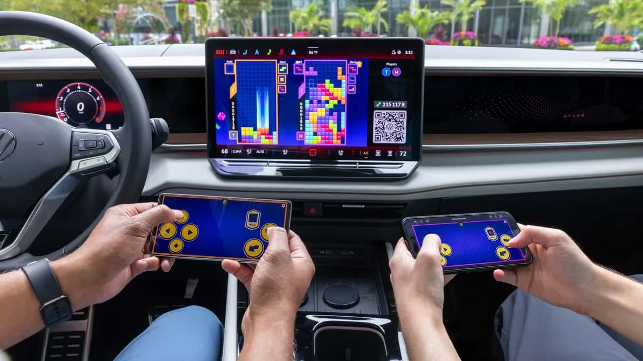 Volkswagen Atlas infotainmentskärm som visar Tetris via spelsystemet AirConsole i bilen