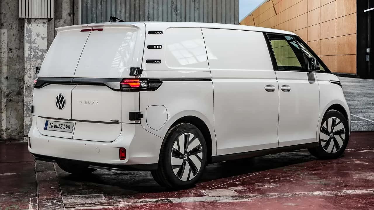 Vuoden 2027 Volkswagen ID. Buzz Cargo LWB -sähköpakettiauto pysäköitynä kaupalliseen ympäristöön