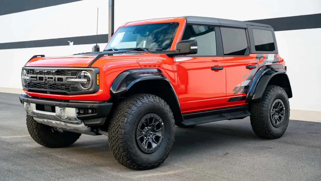 Ford Bronco Raptor 2022 med serienummer 00001 i en auktionsannons