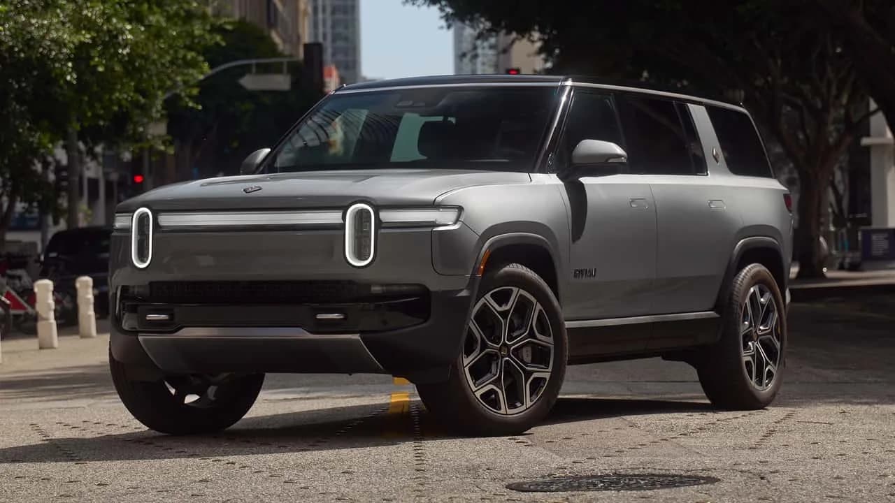 Rivian R1T -sähköpickup ulkona pysäköitynä takaviistosta kuvattuna