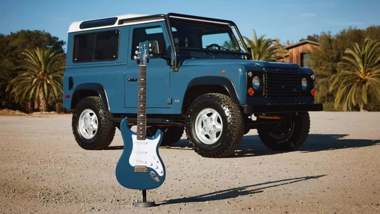 Land Rover Defenderin väreihin viimeisteltyjä PRS Silver Sky -kitaroita Land Roverin tapahtumassa