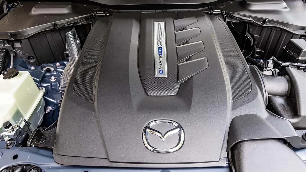 Mazda Skyactiv-Z -moottori esillä lehdistötilaisuudessa
