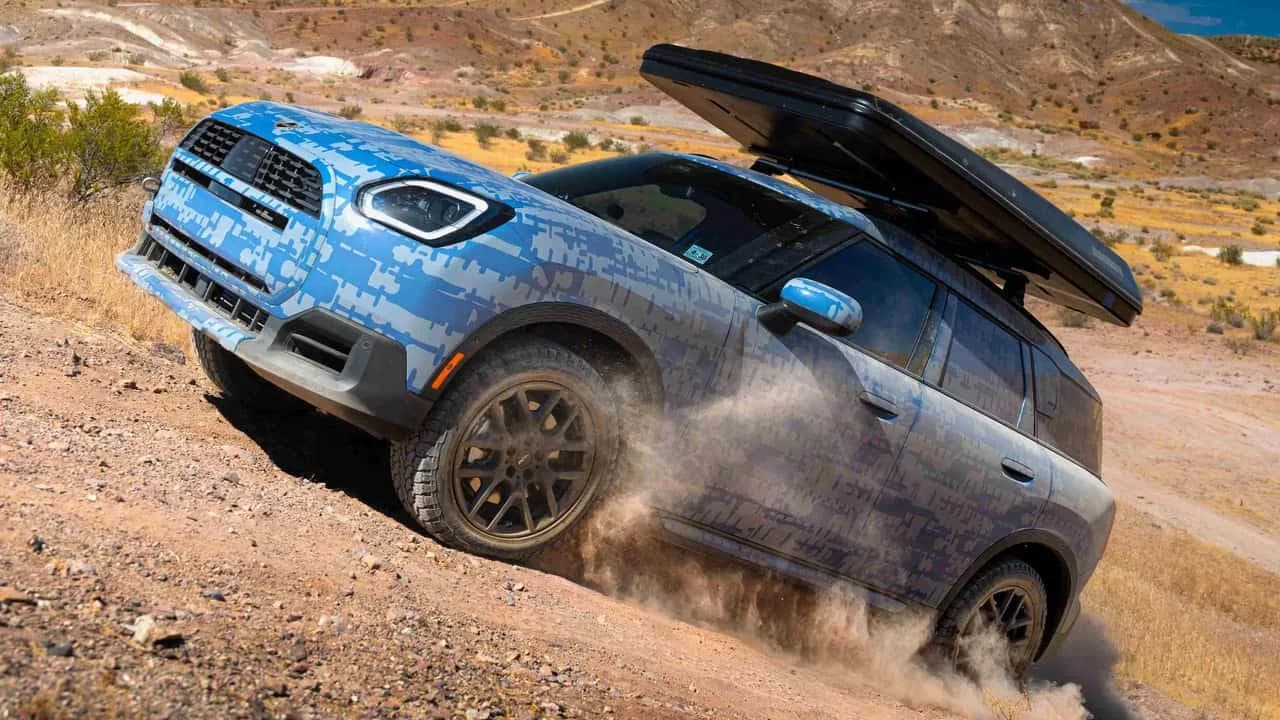 Kamouflerad Mini Countryman Adventure-prototyp med taktält och terrängutrustning