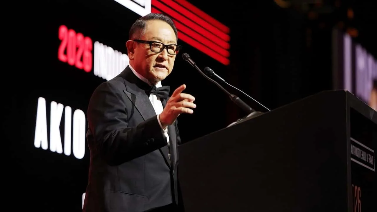 Akio Toyoda talar vid sitt inval i Automotive Hall of Fame i Detroit 2026
