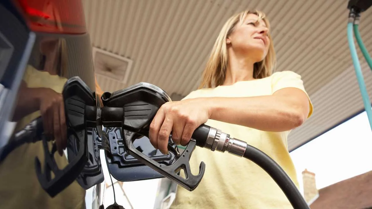 SUV:t ja avolava-autot Yhdysvaltain tiellä kuvaamassa uudistettua vuoden 2031 kulutustandardia