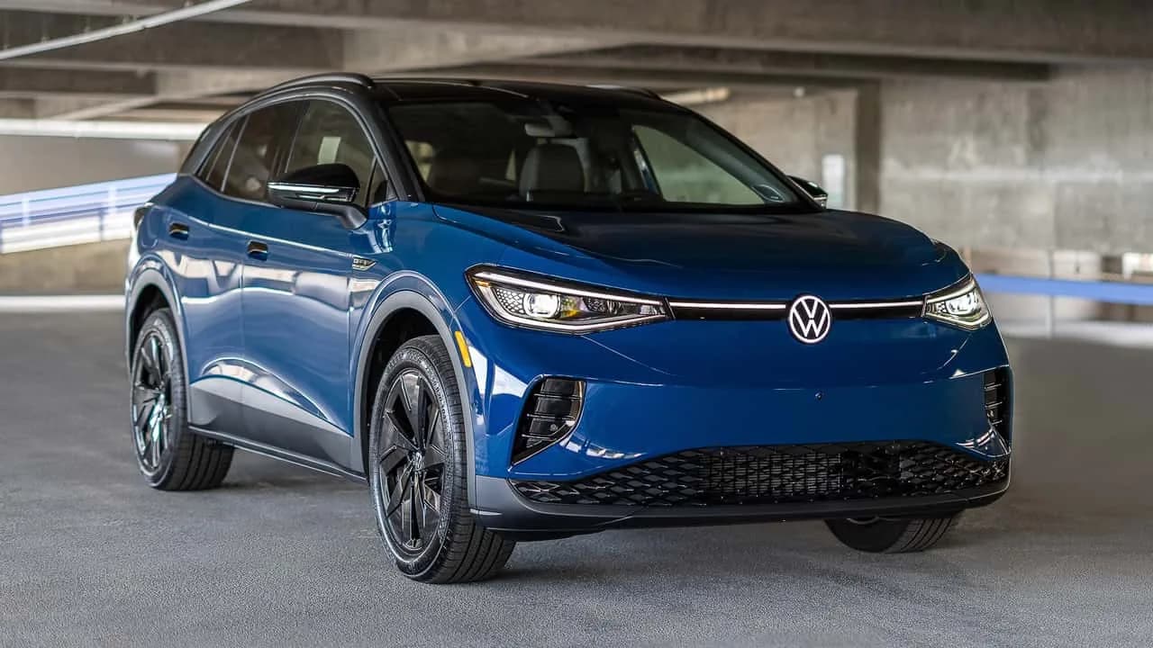 Volkswagen ID.4 -sähköcrossover kuvattuna jälleenmyyjän edustalla