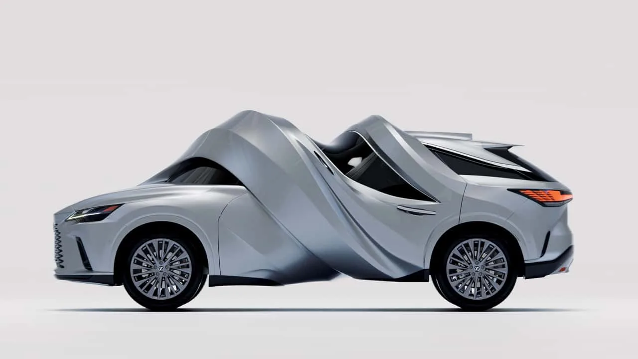 MSCHF-skulpturer baserade på Lexus RZ 450e och RX 450h+ visas bredvid vanliga suvar