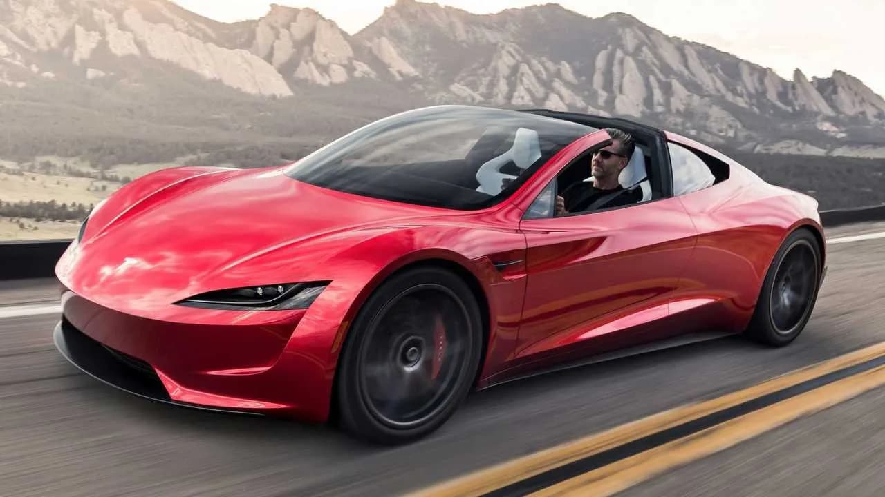Tesla Roadster -prototyyppi ulkona järjestettävässä esittelytapahtumassa