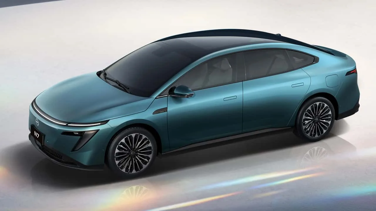 Nissan N7 elektrisk sedan på en reklambild