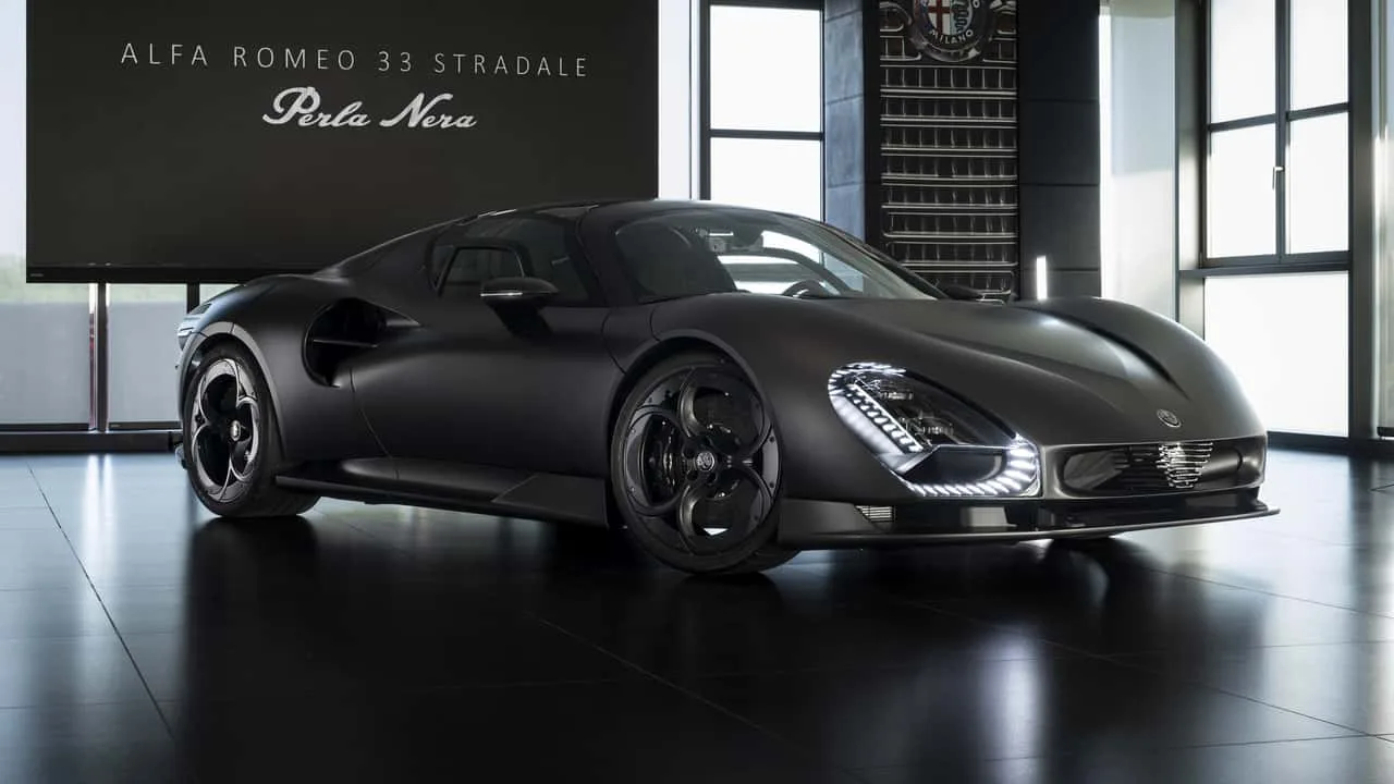 Alfa Romeo 33 Stradale Perla Nera i naken matt kolfiber på museet i Arese