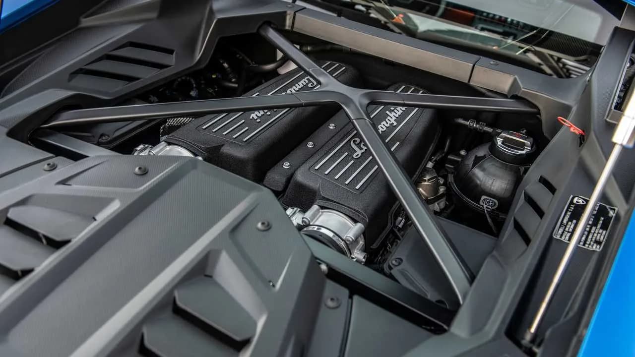 Lamborghini Temerario parkerad utomhus, med låg supersportbilsprofil och vinklad kaross