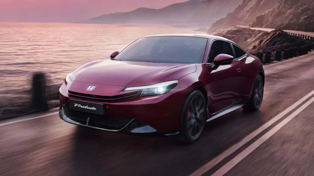 2027 Honda Prelude Limited Edition tummanpunaisena, mustilla vanteilla eurooppalaisessa ympäristössä