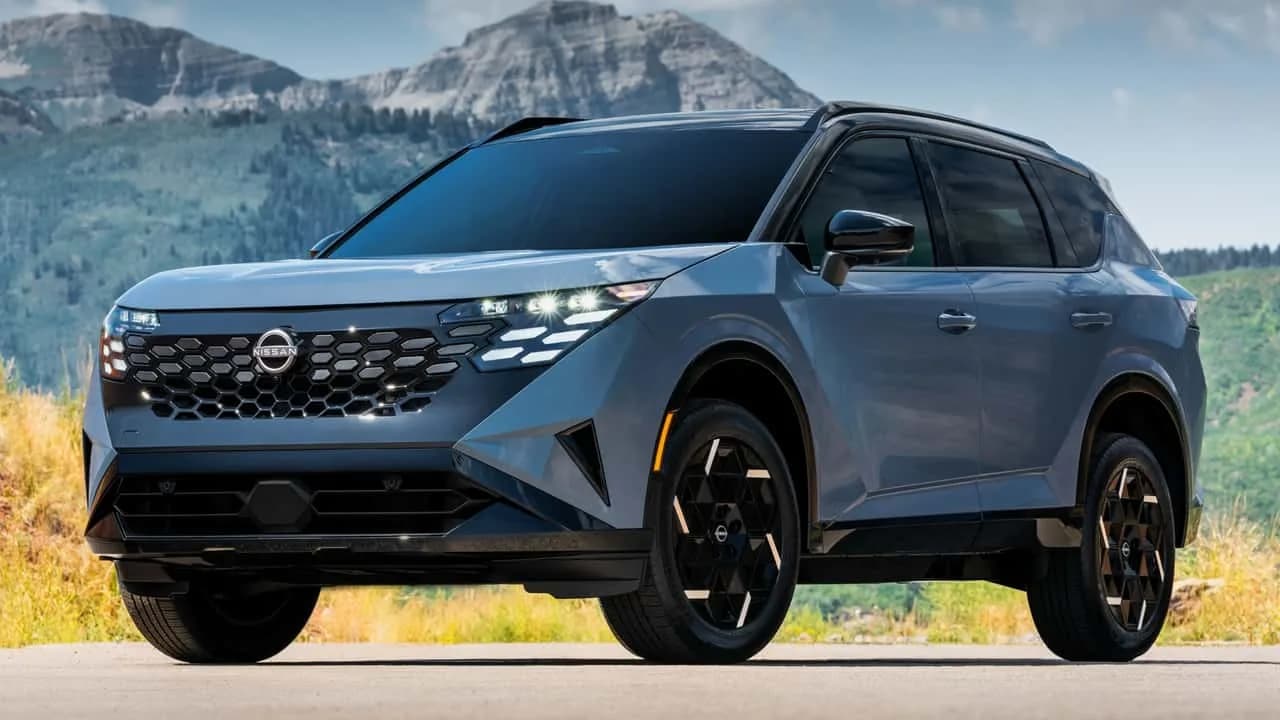 Vuoden 2027 Nissan Rogue Hybrid E-Power kuvattuna studio-olosuhteissa