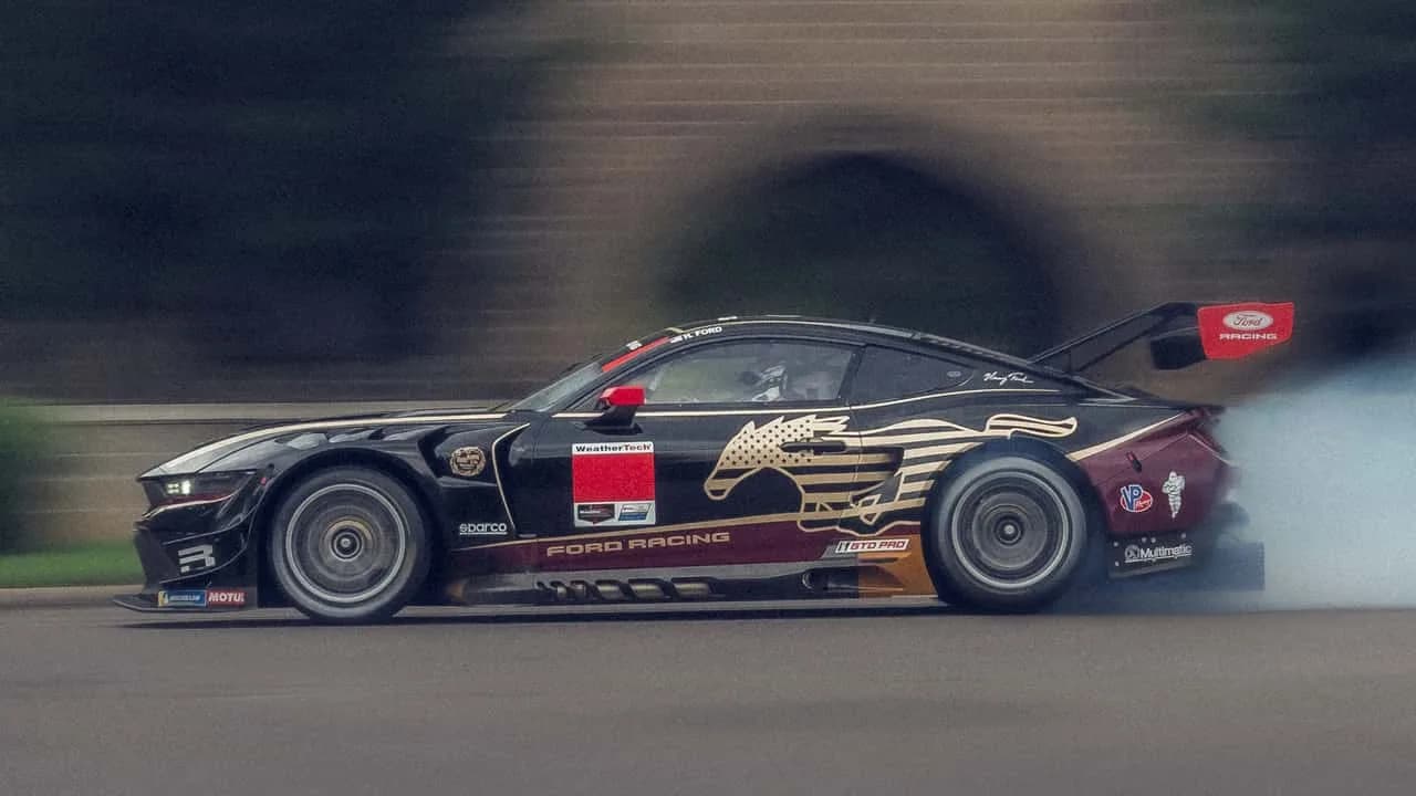 Ford Mustang GT3-racerbilar med svart, vinröd och guldfärgad Sweepstakes-hyllningsdekor