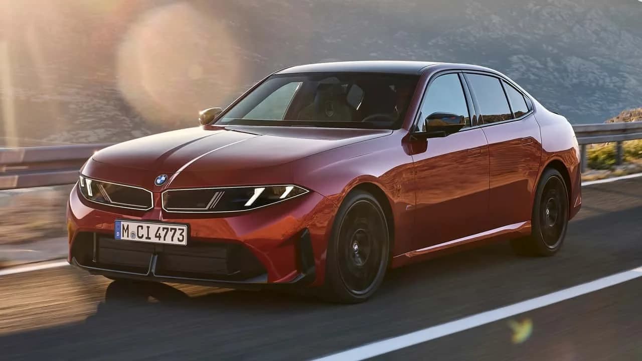 Vuoden 2027 BMW M350 xDrive -suorituskykysedan edestä kuvattuna kolmivarttisessa kulmassa