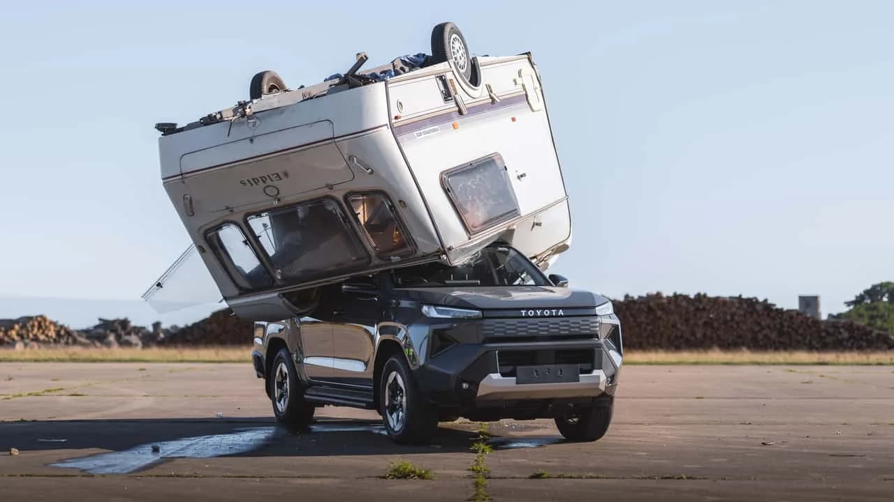 Elektriska Toyota Hilux efter att en husvagn släppts på hytten vid ett flygfält