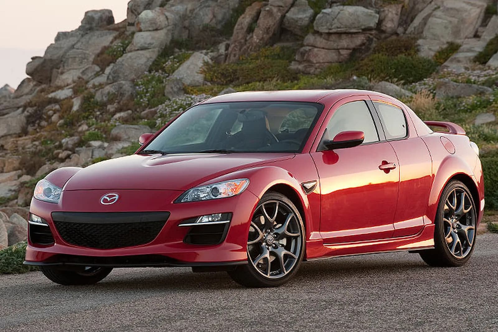 Mazda MX-30 R-EV i profil, som representerar Mazdas fortsatta utveckling av wankelmotorer
