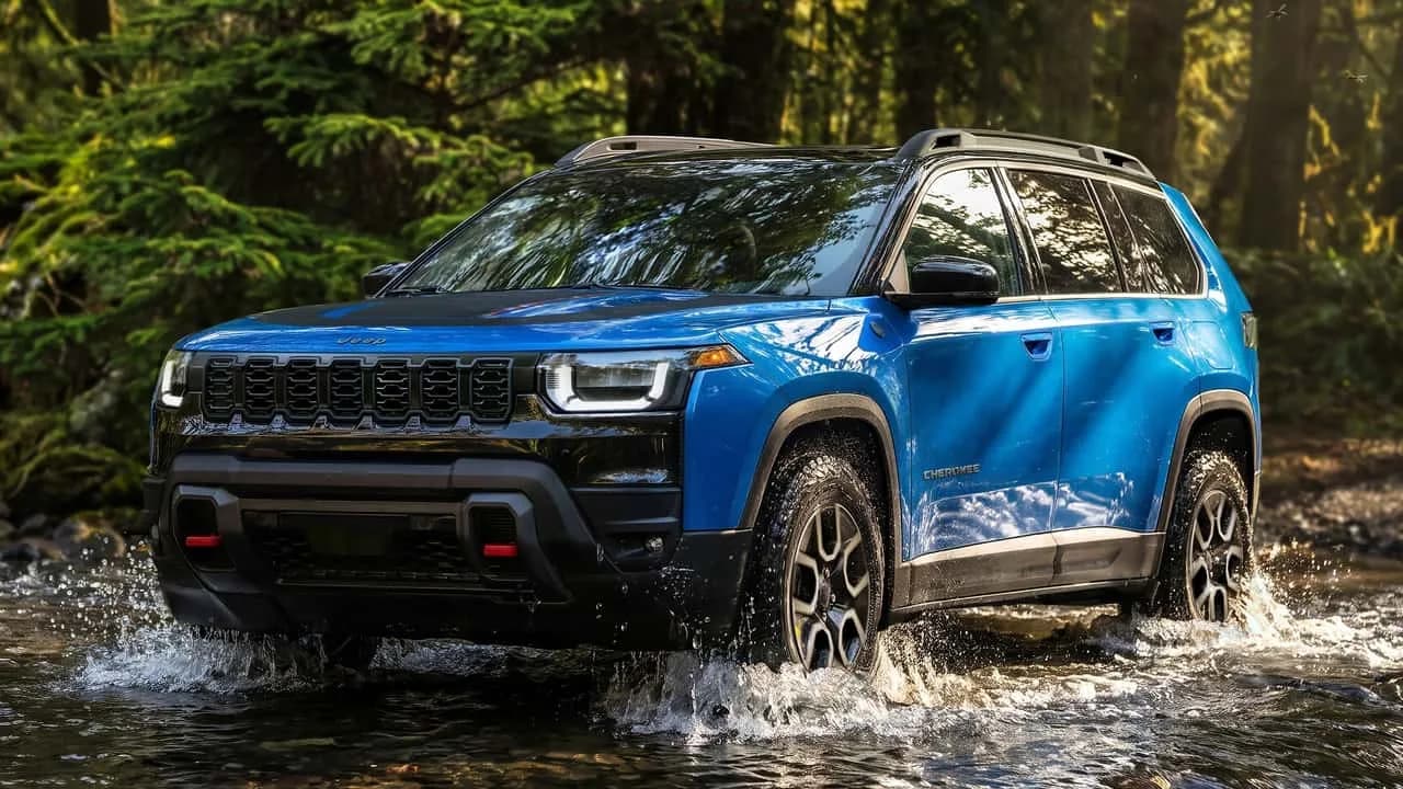Vuoden 2027 Jeep Cherokee Trailhawk pysäköitynä maastoreitille
