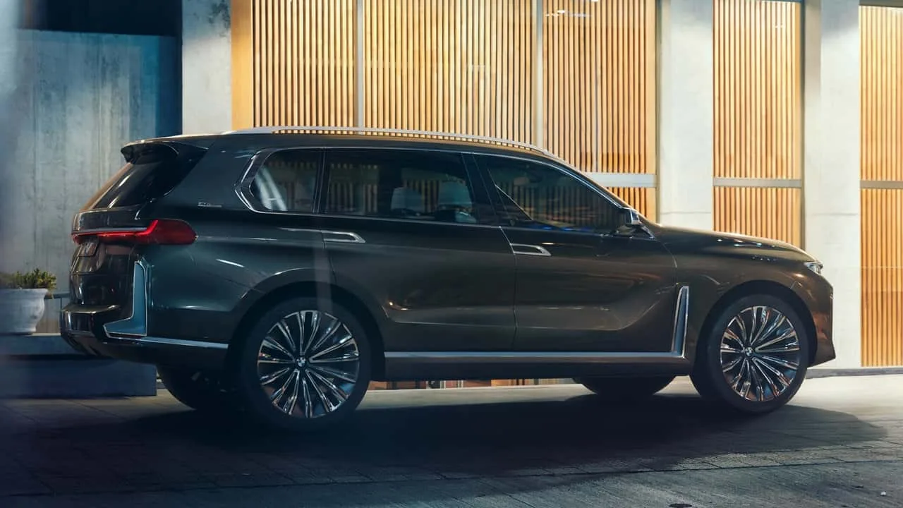 BMW X7 SUV kör på en väg och representerar märkets planerade större modell