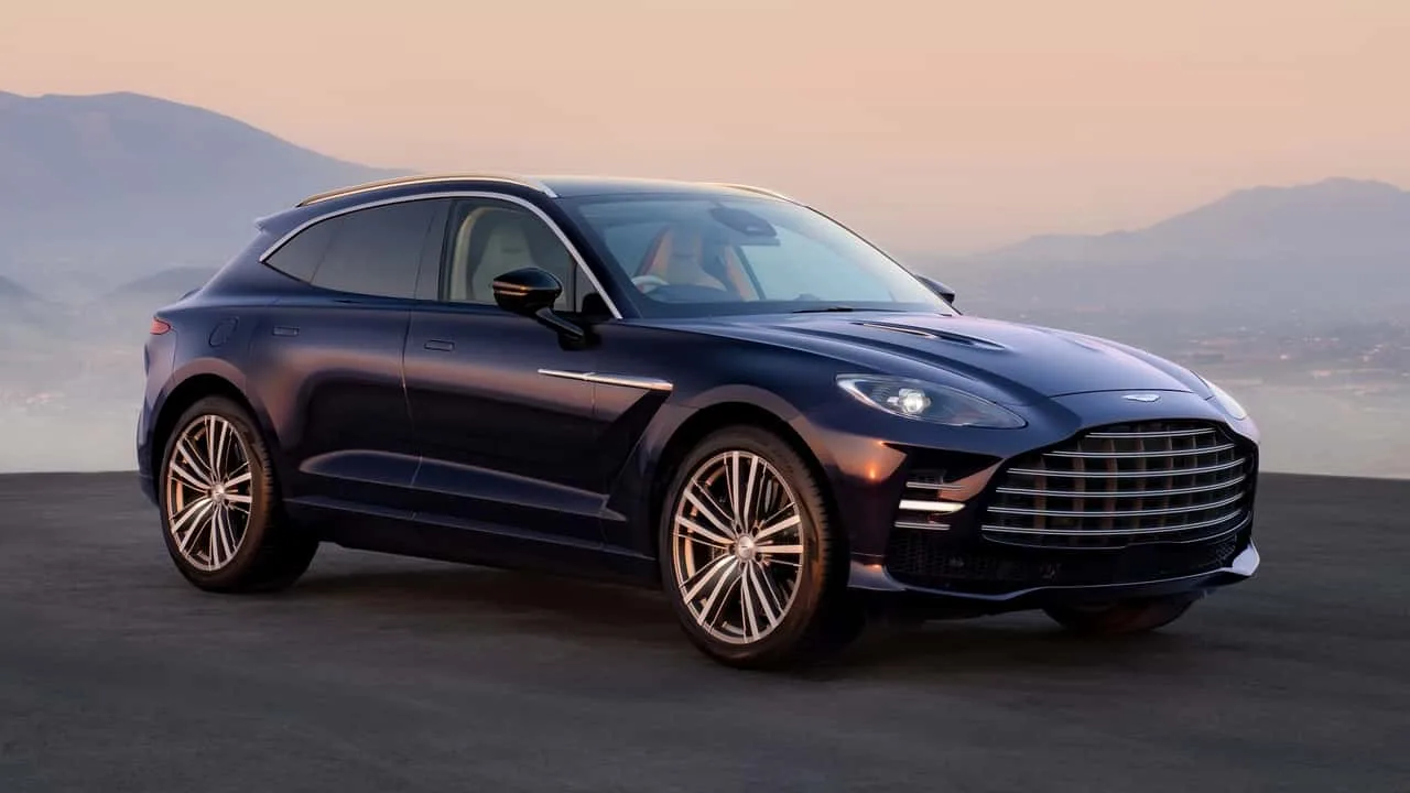 Vuoden 2027 Aston Martin DBX GT -luksus-SUV edestä kuvattuna ulkona