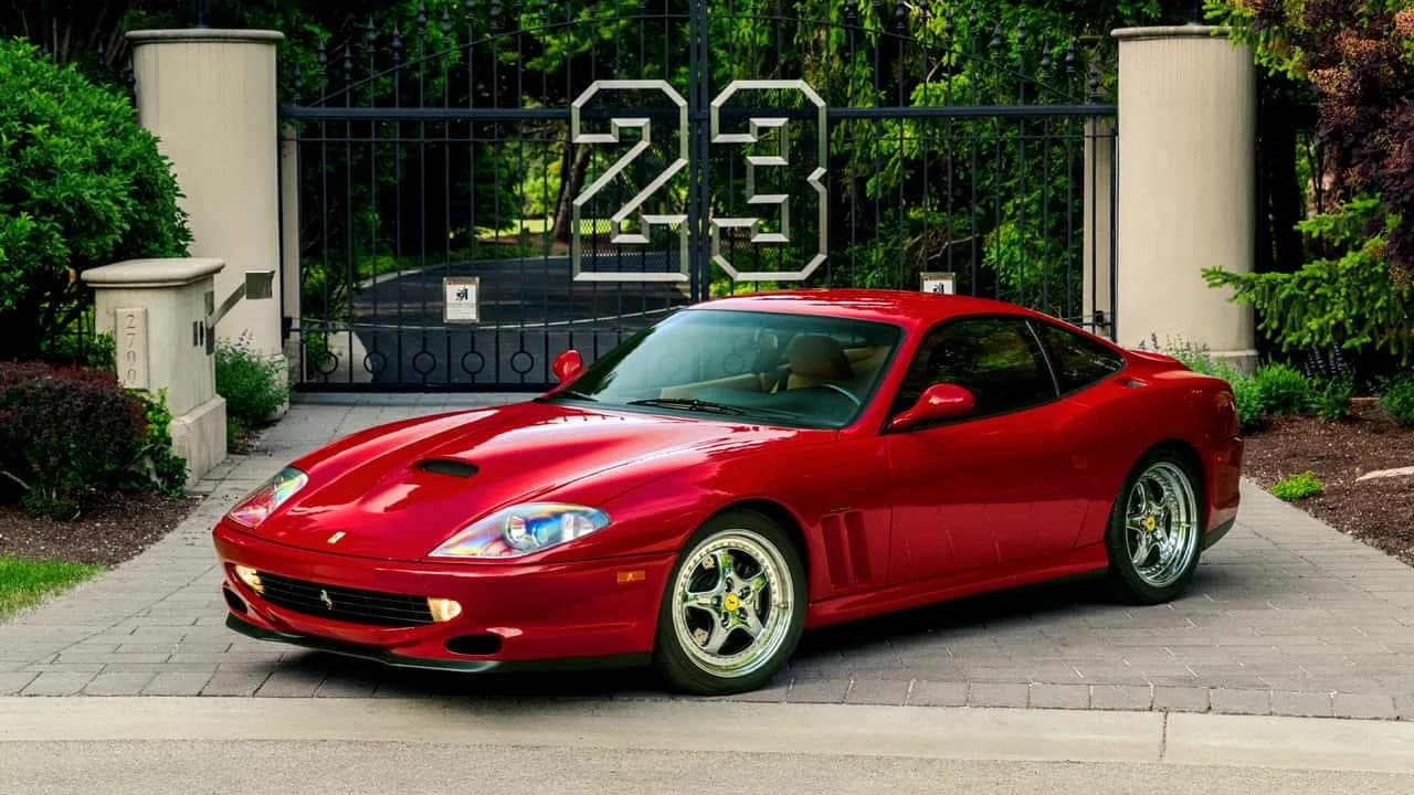 Michael Jordans röda Ferrari 550 Maranello från 1997 med solbrun interiör och Illinois-skylten MJ 5