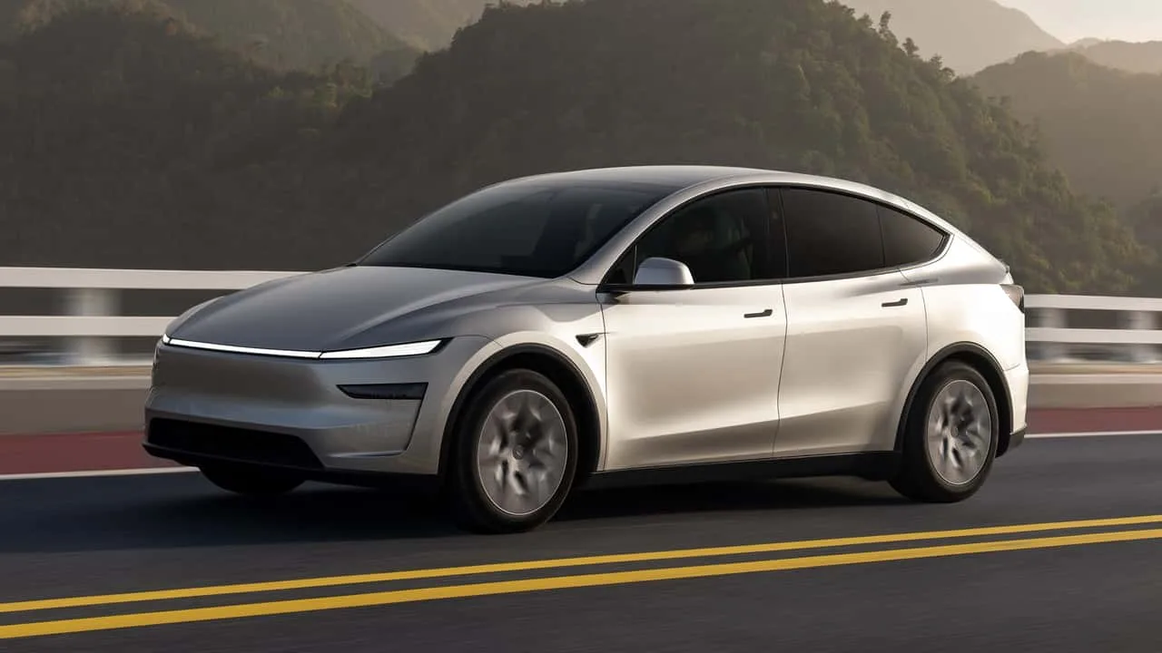 2027 Tesla Model Y L fotograferad framifrån i trekvartsvinkel