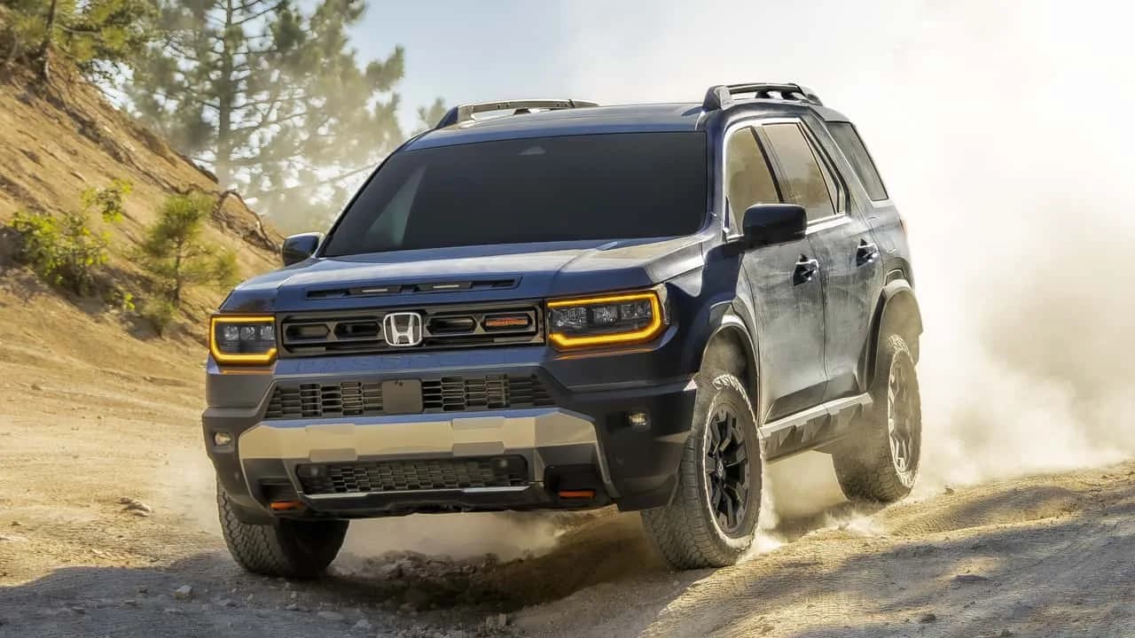 Vuoden 2027 Honda Passport TrailSport pysäköitynä ulkona, korotettu alusta ja vankka ulkonäkö näkyvissä