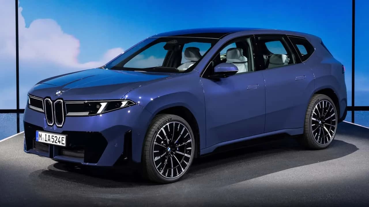 Vuoden 2026 BMW iX3 -sähköinen SUV kuvattuna edestä kolmesta neljäsosasta
