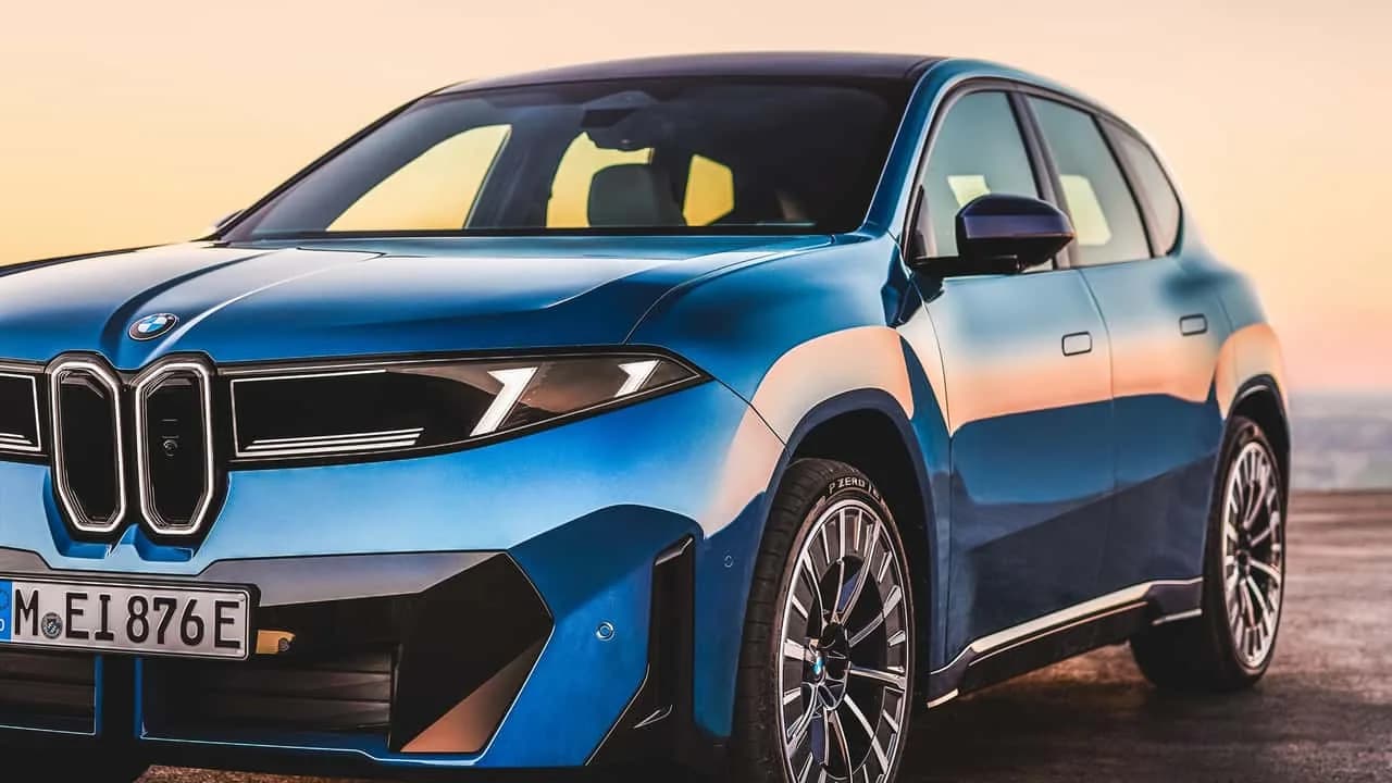 2026 BMW iX3 som elektrisk SUV i profil vid premiären i München