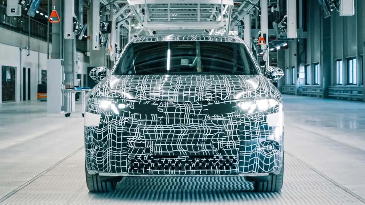 BMW:n Neue Klasse -sähköinen SUV-testiauto tuotantolinjalla Debrecenin tehtaalla