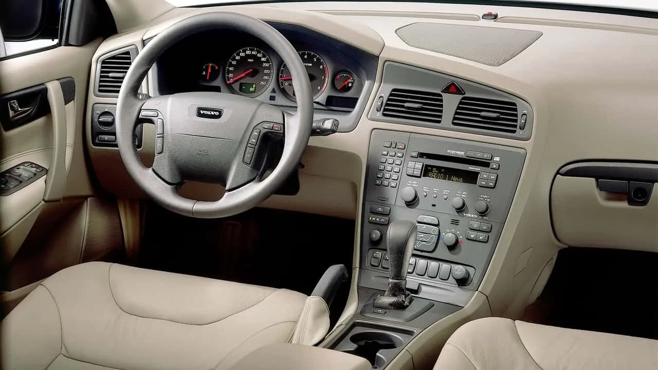 Volvo-bil med pekskärmsfokuserad interiör och reglage på instrumentpanelen