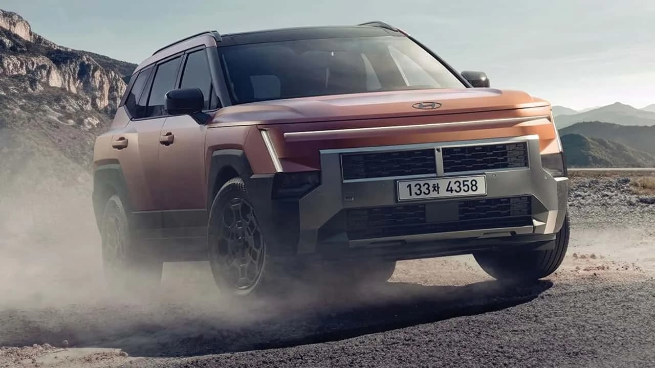 2027 Hyundai Tucson XRT edestä kolmeen neljäsosaan kuvattuna, mustilla levikkeillä ja pohjapanssareilla