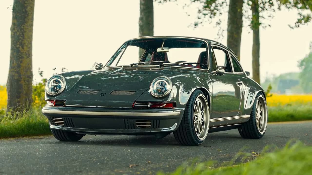 TechArt GTclassic Porsche 911-restomod parkerad utomhus i trekvartsvy