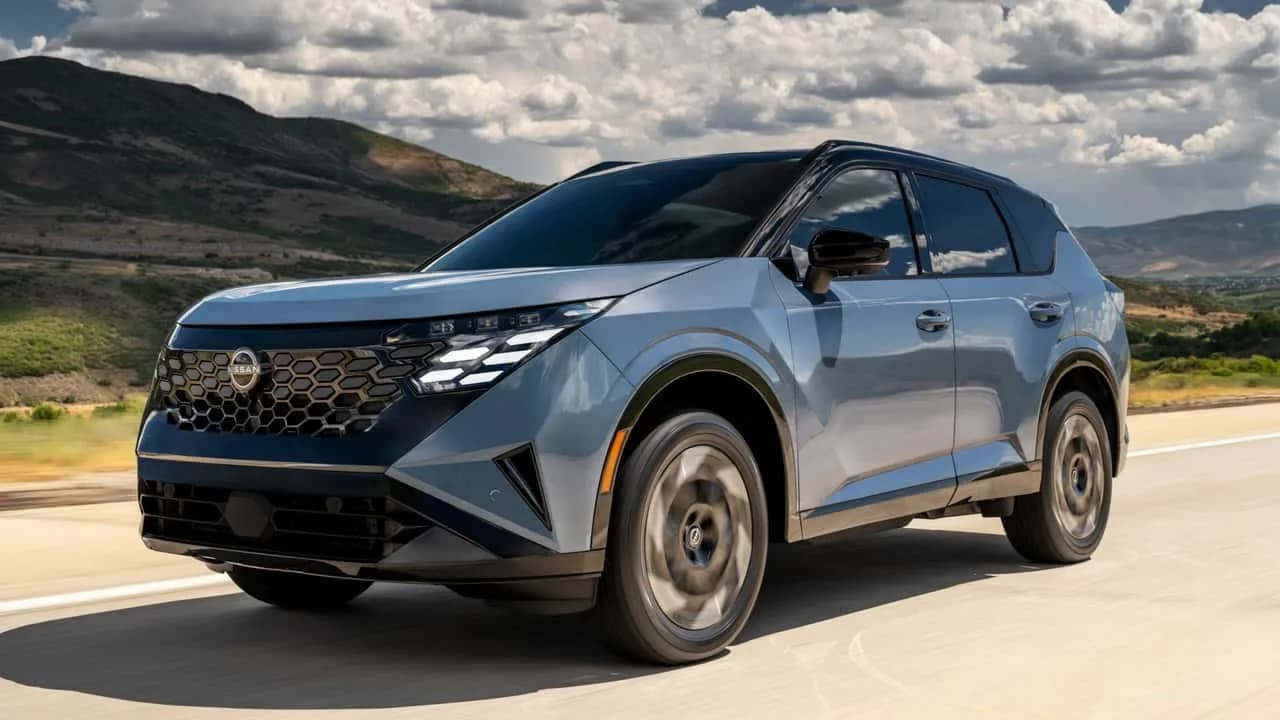 Nissan Rogue Hybrid 2027 sedd framifrån i en reklambild