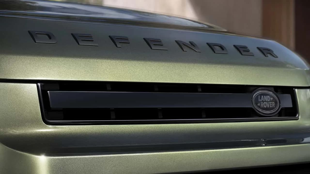 Jaguar Land Rover Defender tiellä, edustamassa mahdollista USA:ssa valmistettavaa lava-autoversiota