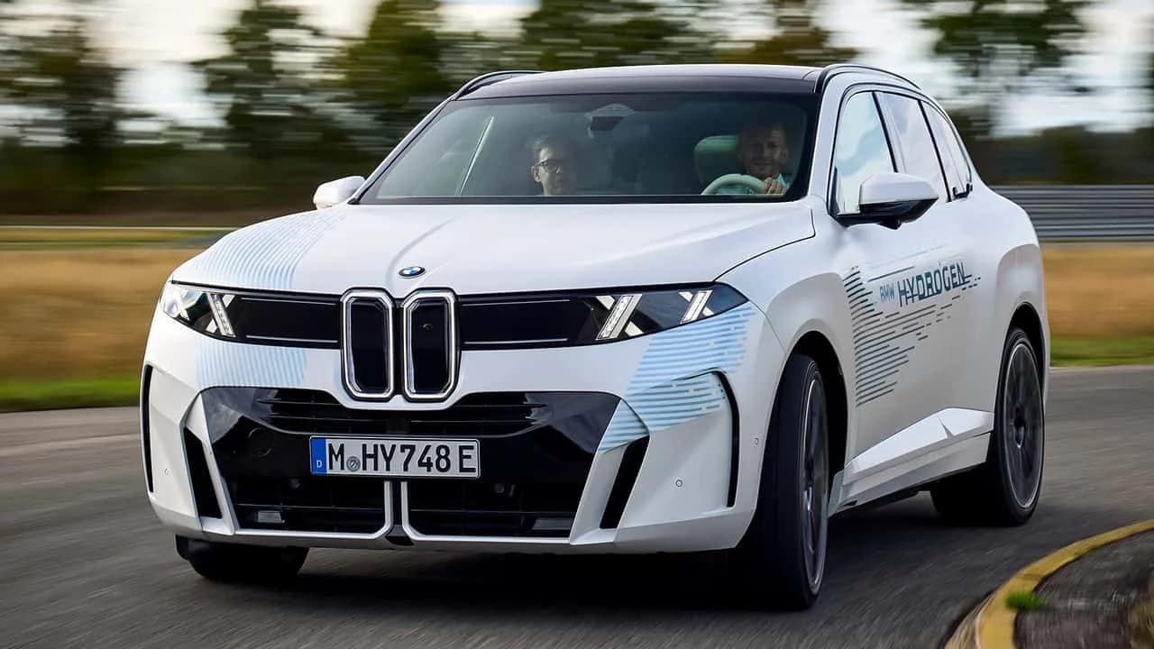 BMW iX5 Hydrogen -prototyyppi testiajossa maantiellä