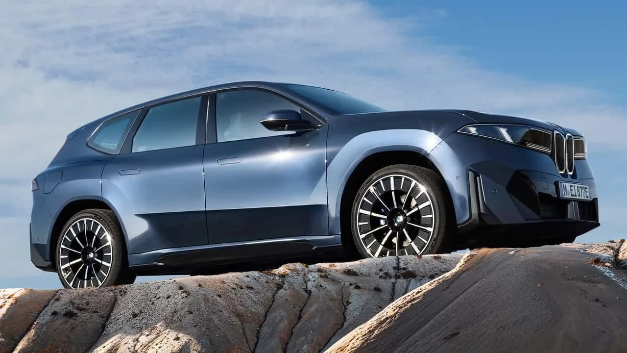Vuoden 2027 BMW iX3 -sähköinen crossover kuvattuna edestä kolmesta neljänneksestä