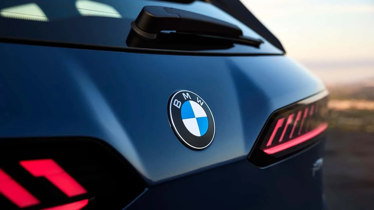 BMW iX3 som eldriven crossover sedd snett framifrån