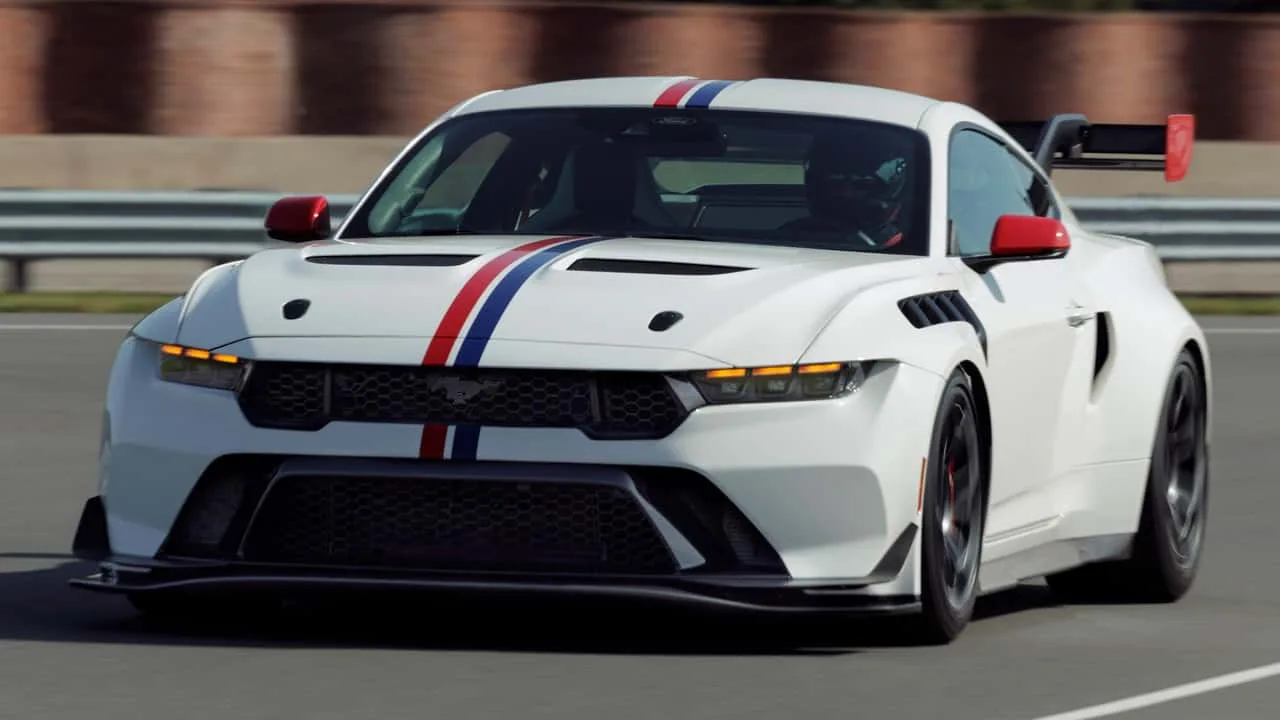 Ford Mustang GTD Spirit of America i vitt med röda och blå ränder