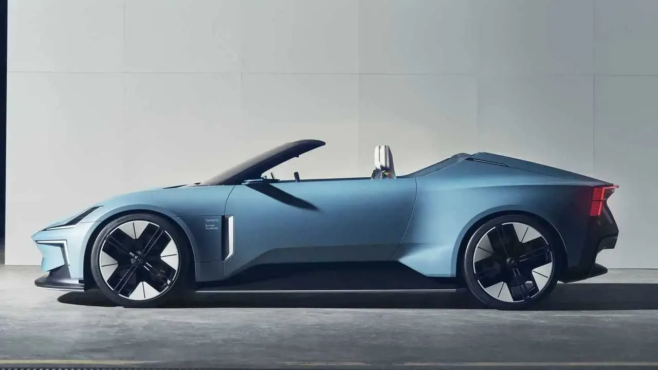 Polestar 6 elektrisk cabriolet sedd i en dramatisk vy snett framifrån