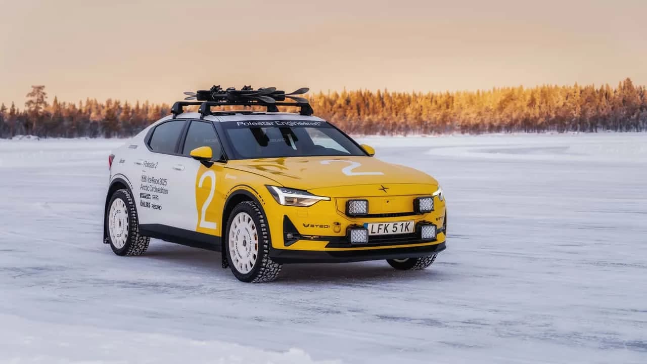 Polestar Arctic Circle-modeller med rallyutrustning och vintertillbehör vid ett snötäckt evenemang